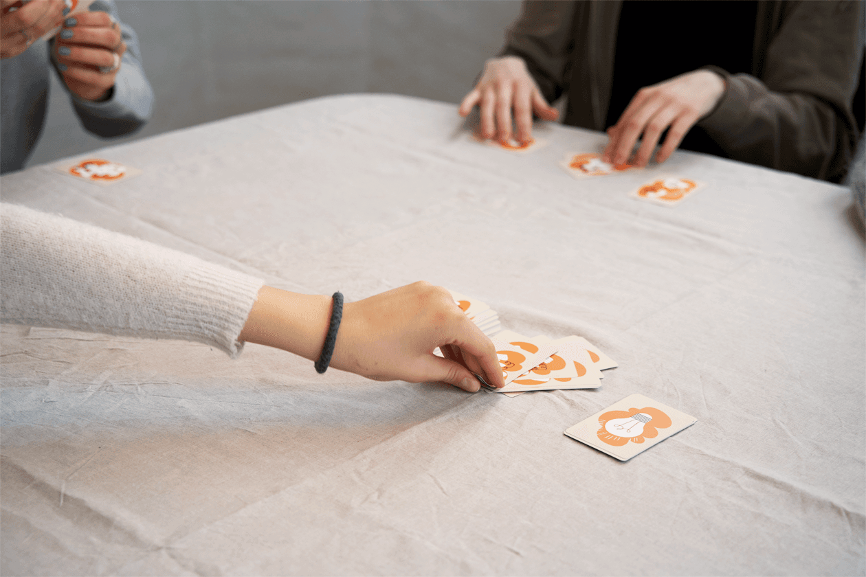 3 personer spiller Hotline-spillet